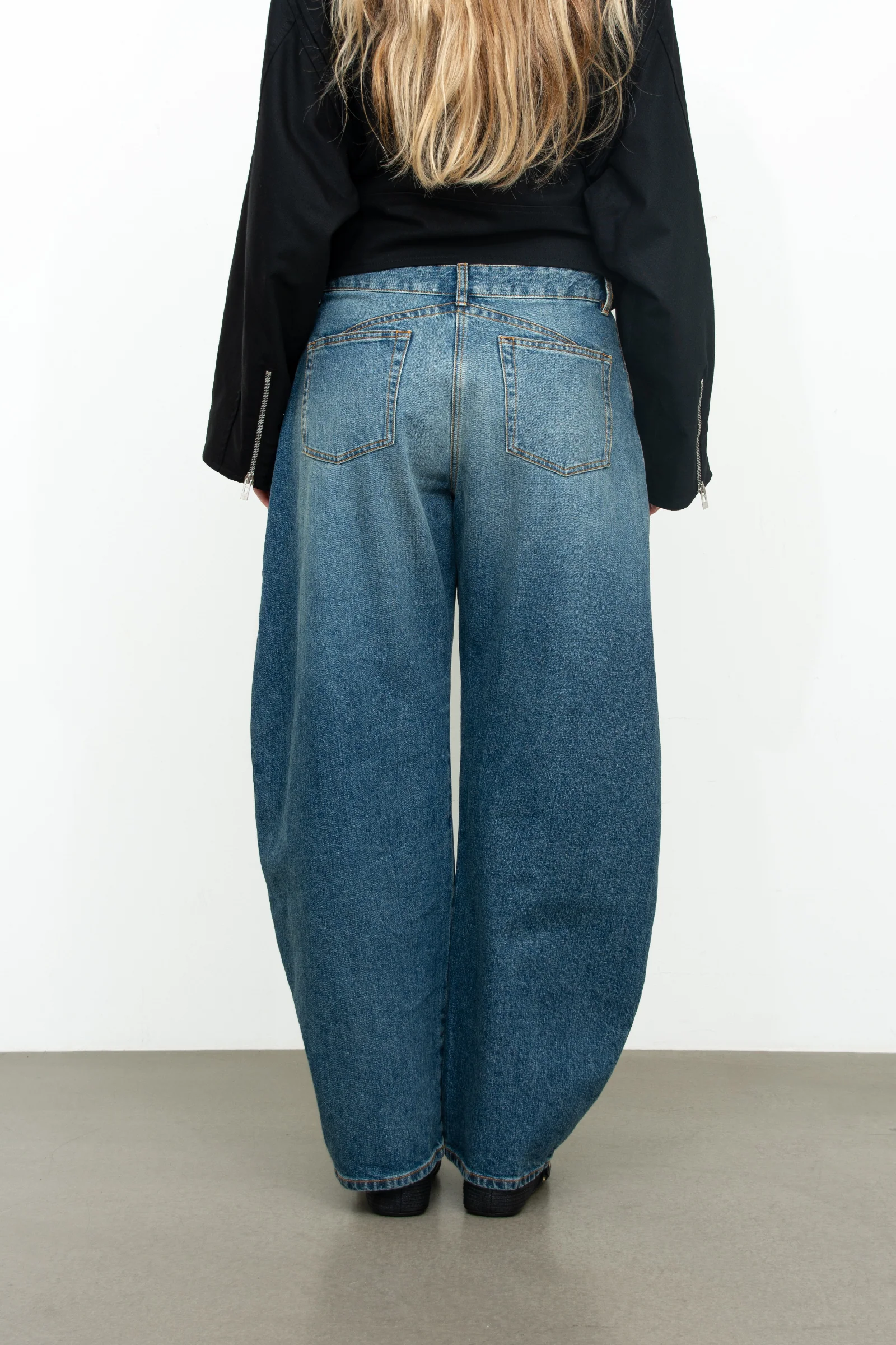 Low waist round jeans - Image 5