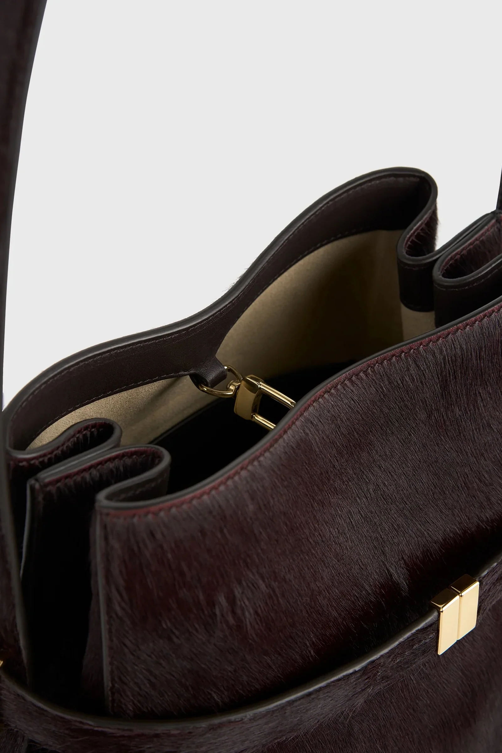 Belted pony hair bucket bag - Image 5