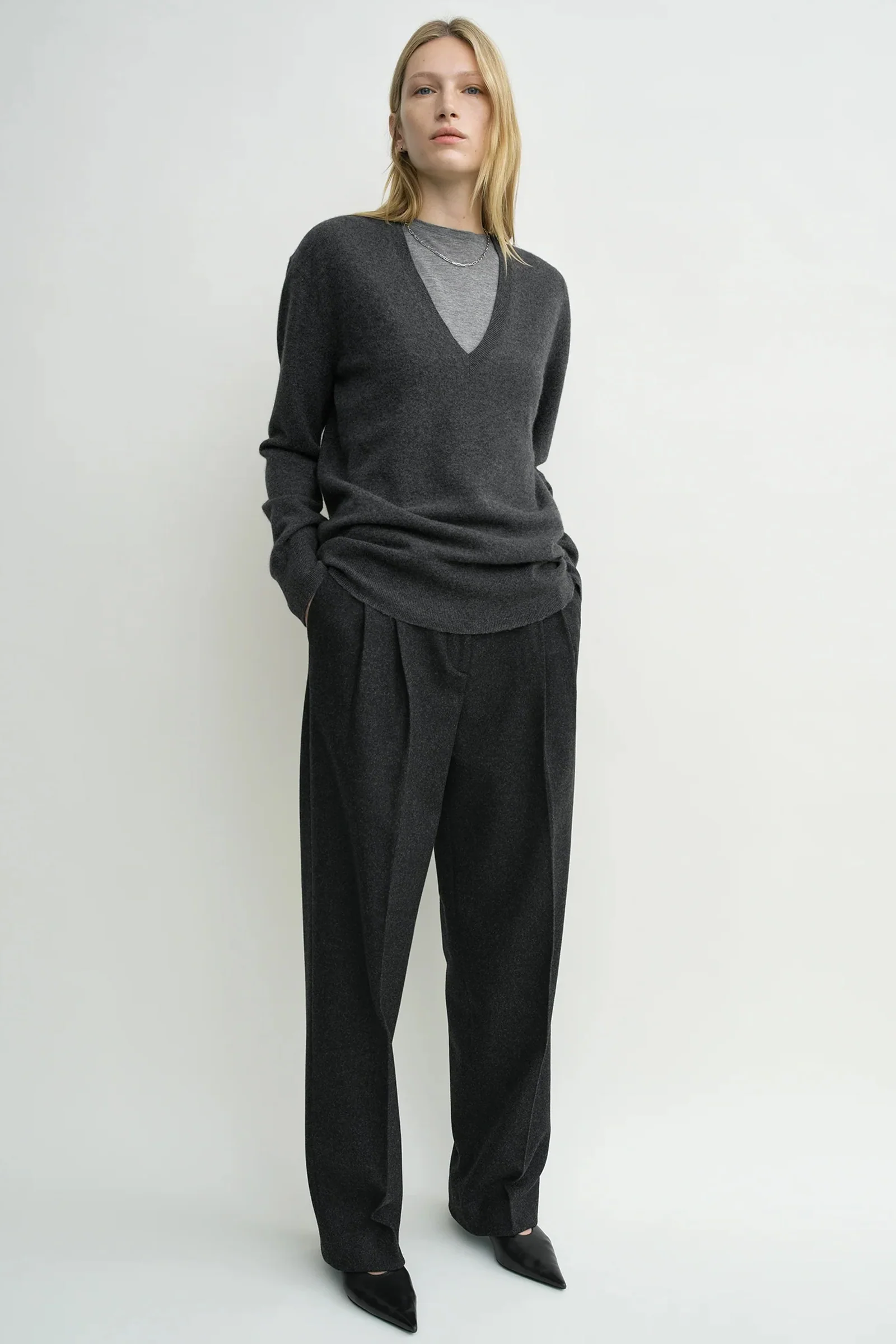 Cashmere V-neck knit - Image 3