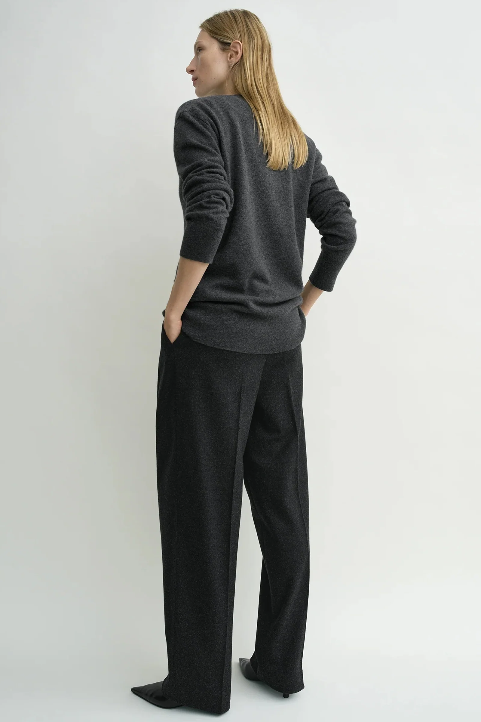 Cashmere V-neck knit - Image 4