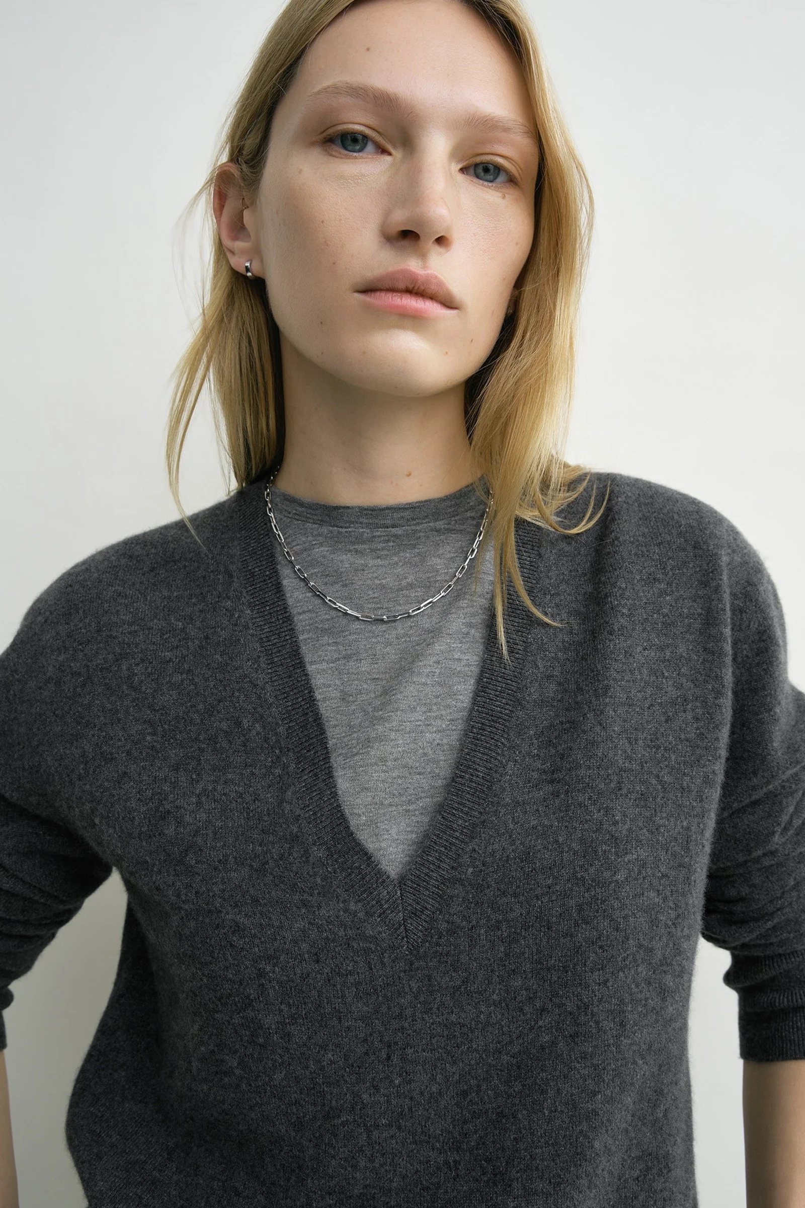 Cashmere V-neck knit - Image 5