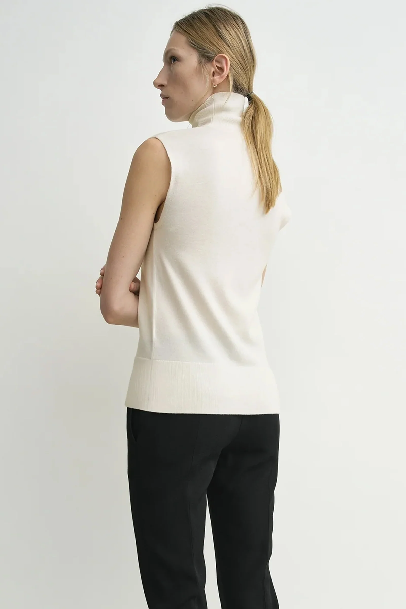Sleeveless Fine Turtleneck - Image 4