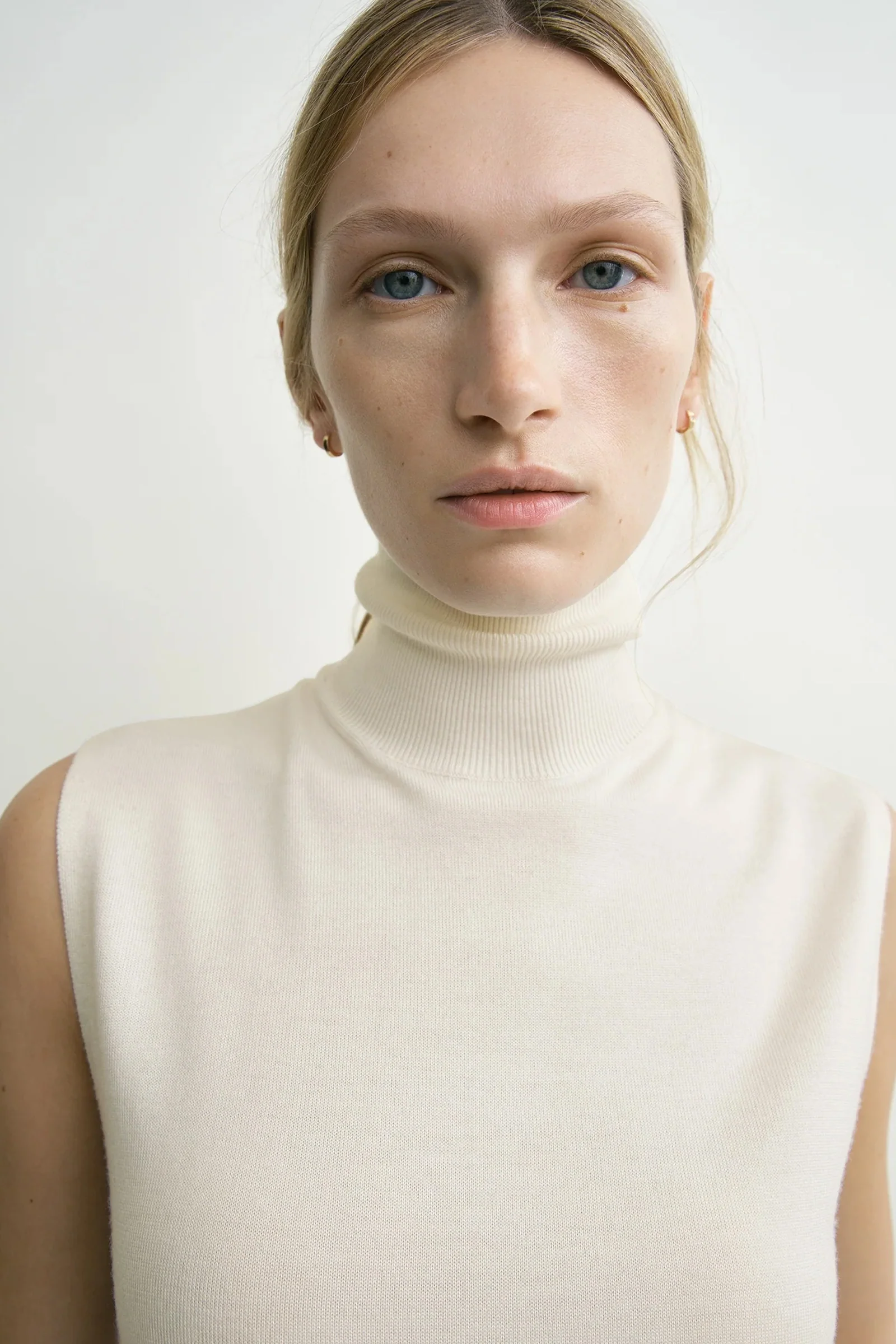 Sleeveless Fine Turtleneck - Image 5