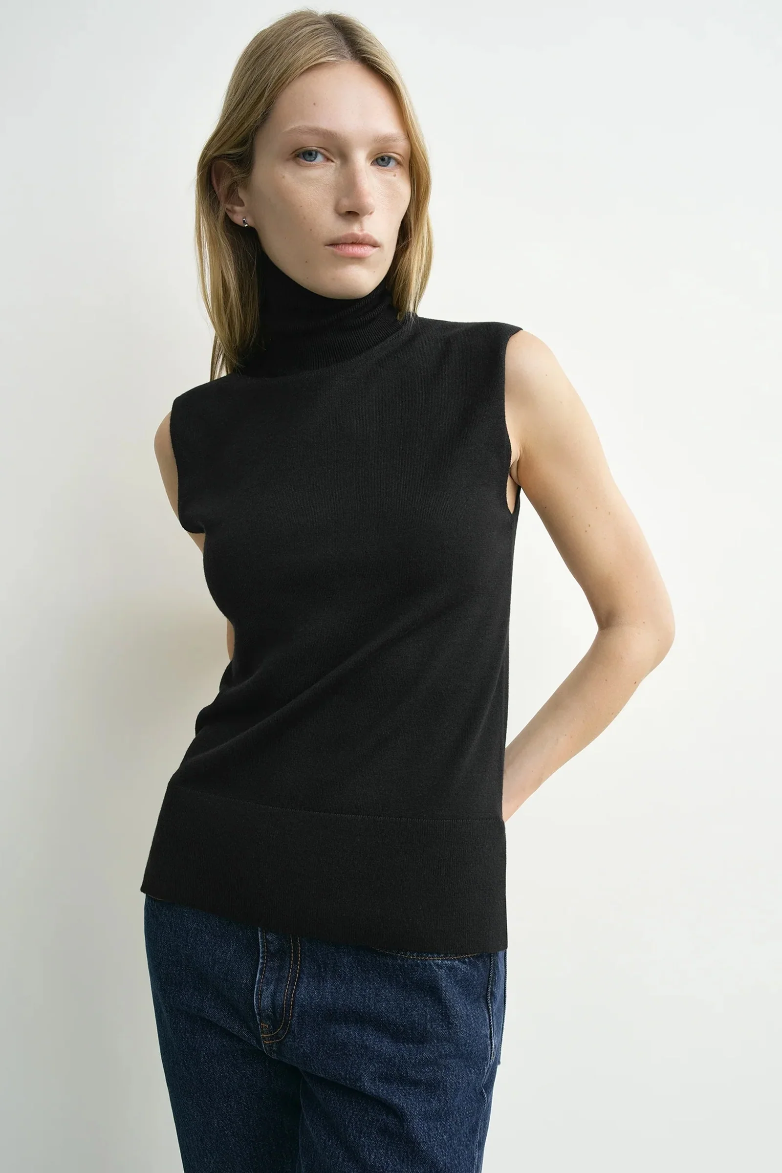 Sleeveless fine turtleneck - Image 2