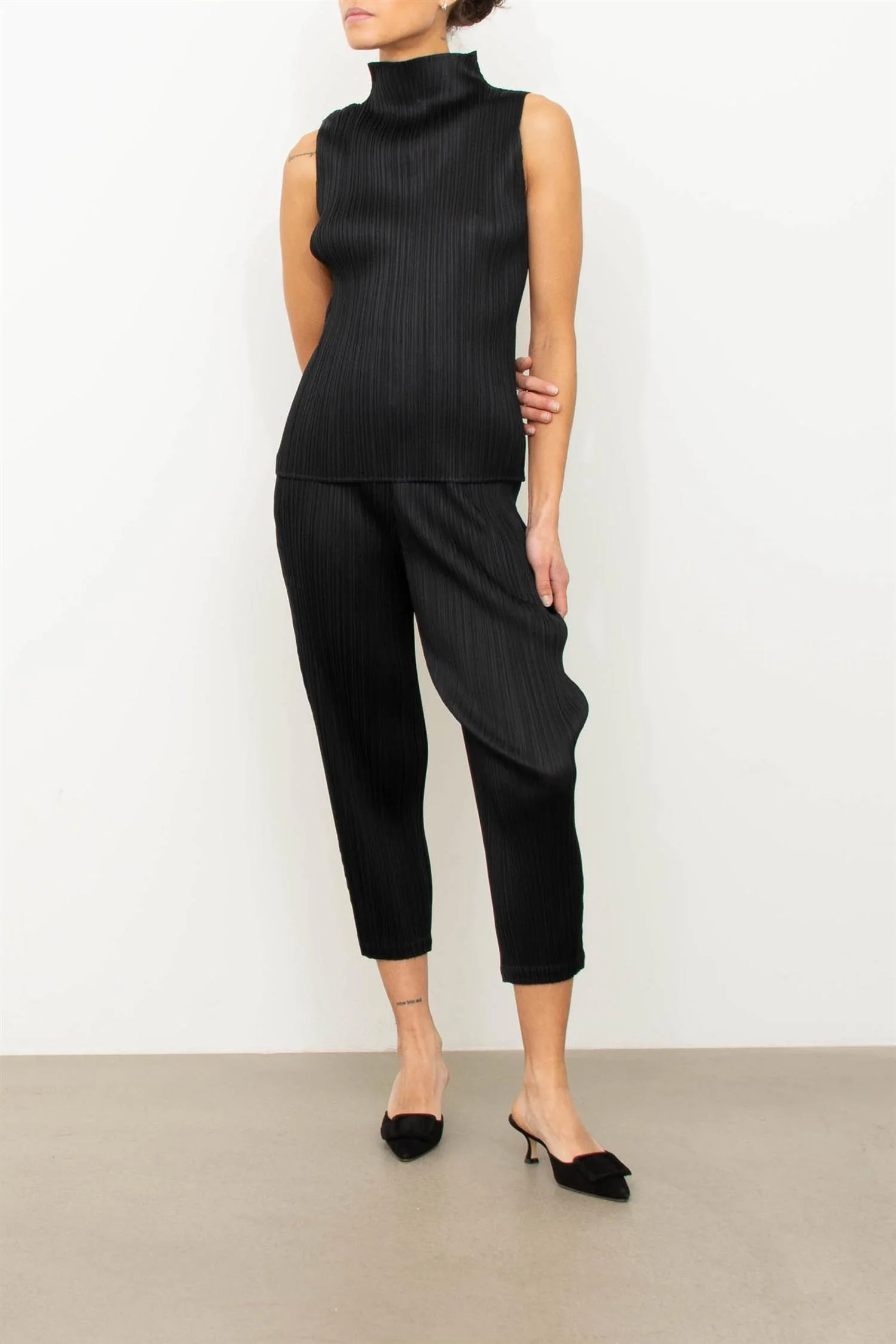 Sleeveless Top Black - Image 3